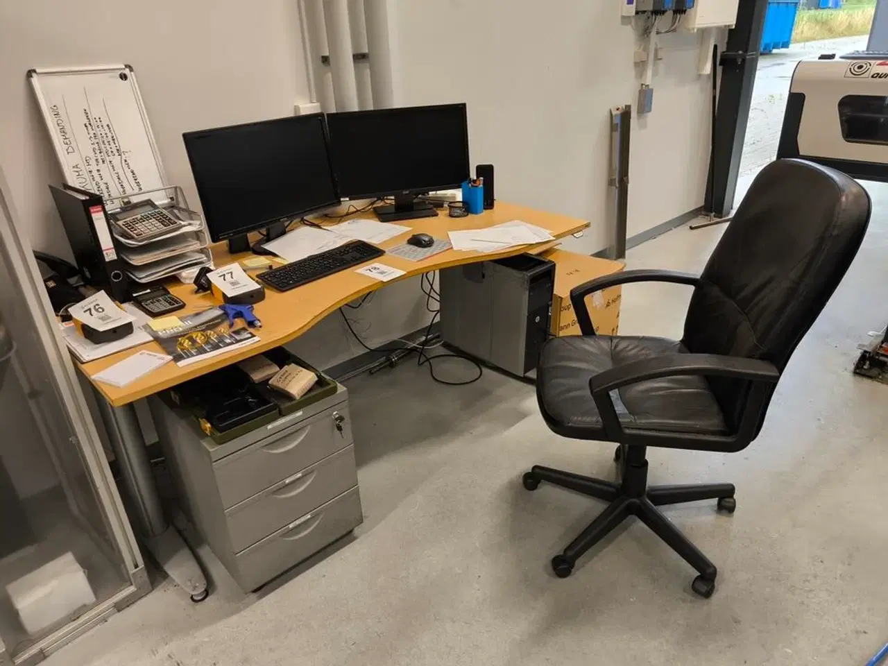 Billede 1 - Skrivebord inkl. indhold (lot 76-77 medf. ikke!)