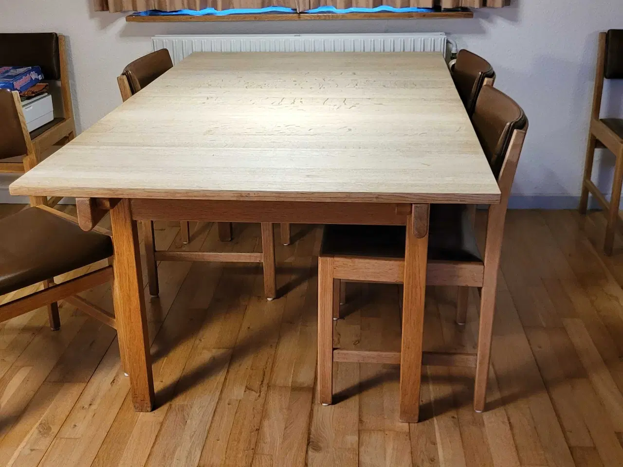 Billede 2 - Spisebord i massivt eg med seks stole 