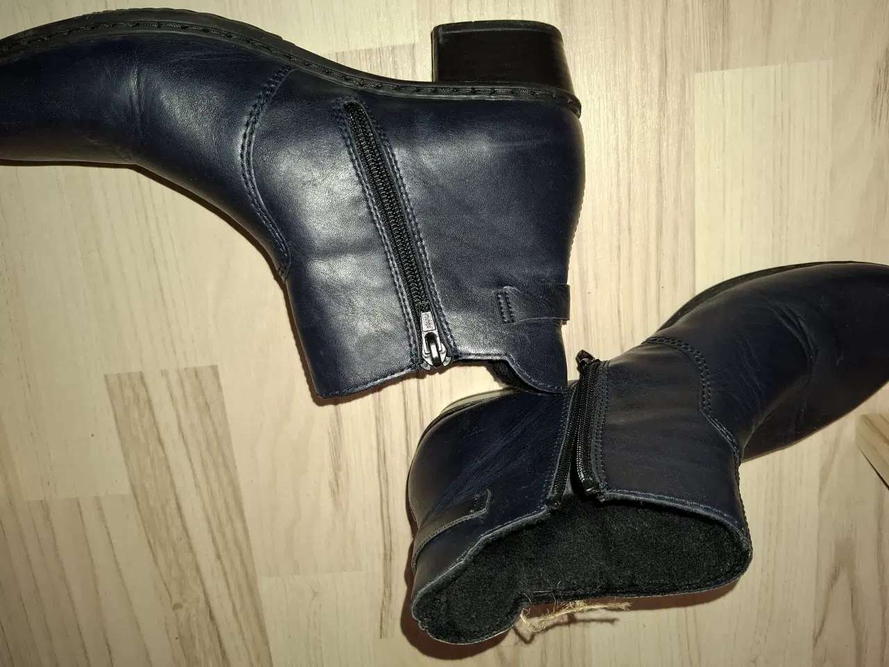 Billede 2 - Meget velholdte og lidt brugte Rieker støvler.