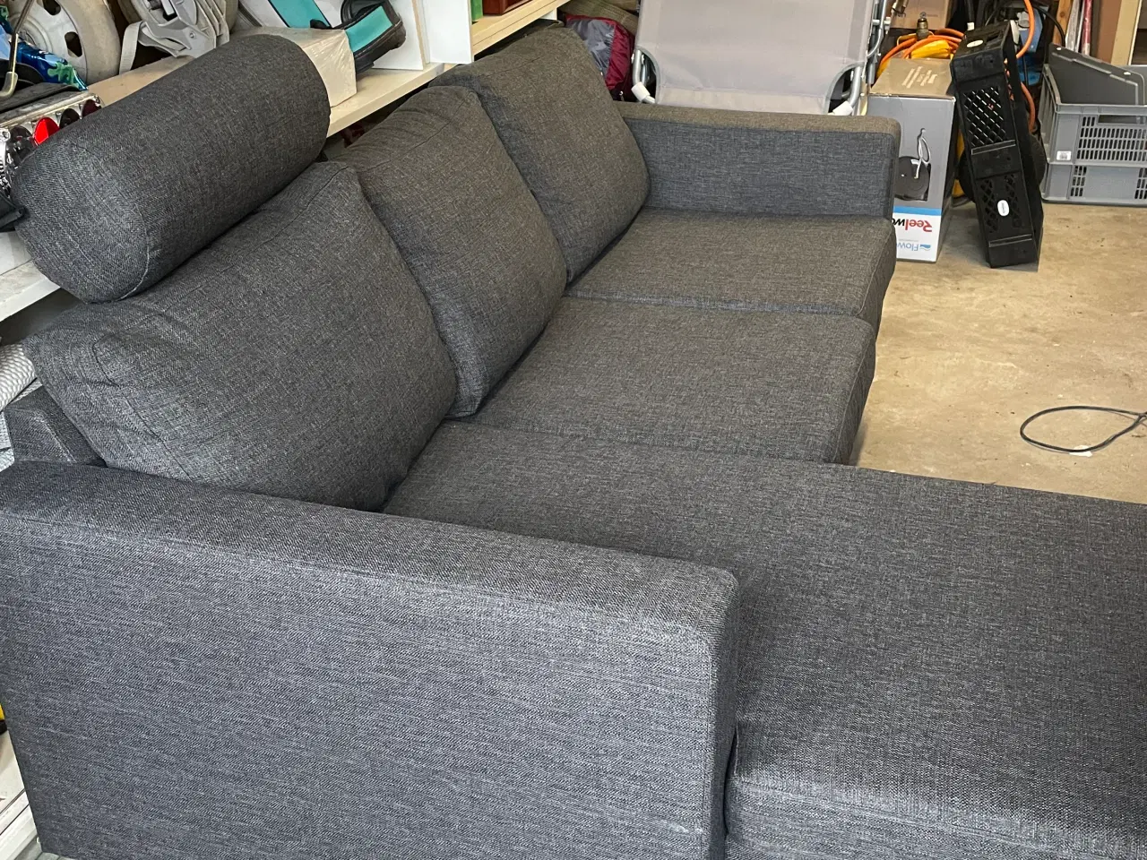 Billede 1 - Grå sofa i stof med chaiselong. 