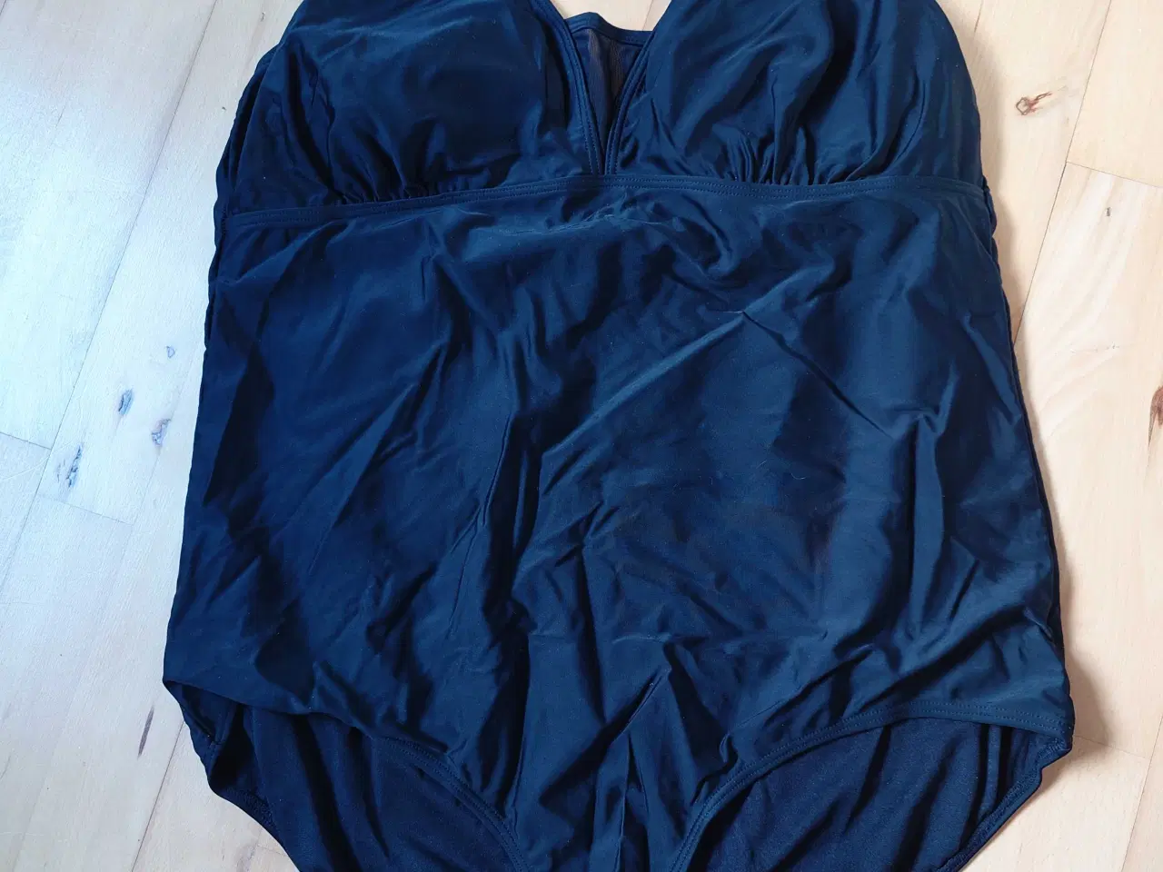 Billede 1 - Lækker badedragt 