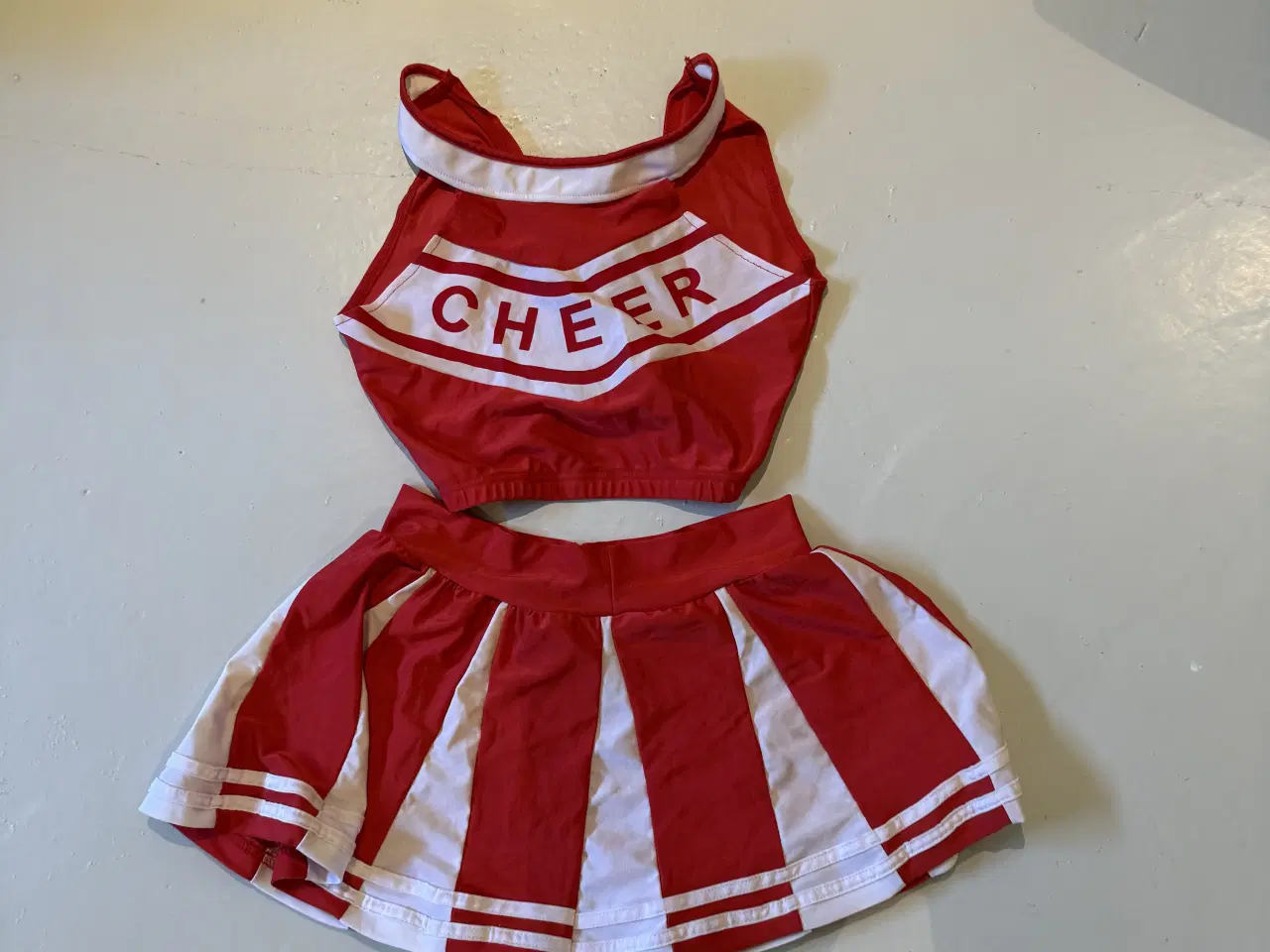 Billede 1 - Forskellige kostumer sælges byd.