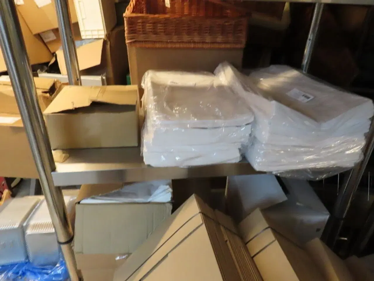 Billede 18 - Div. reoler og indhold