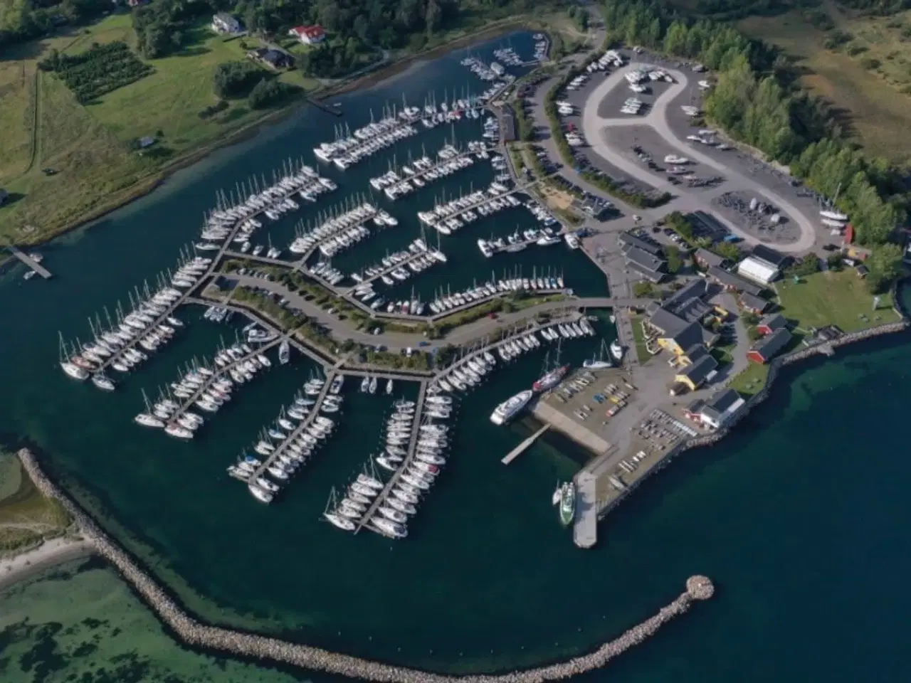 Billede 1 - Havneplads i Kaløvig