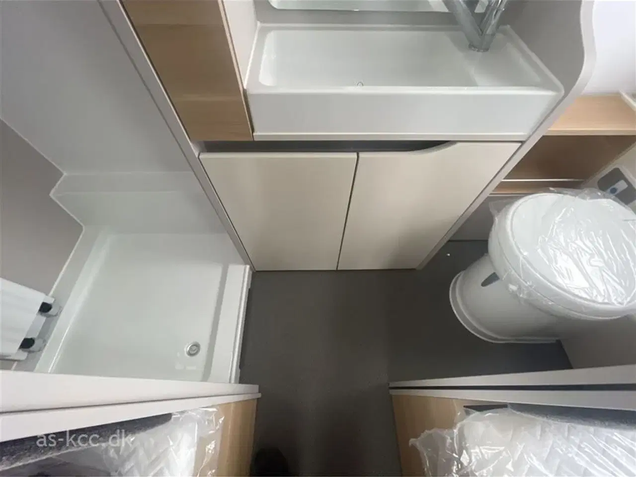 Billede 8 - 2024 - Adria Adora 572 UT   Adria Adora 572 UT Kampagnevogn årgang 2024 med enkeltsenge 4 sovepladser, 5 siddepladser