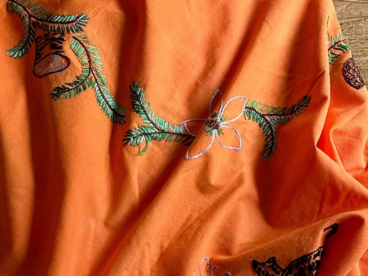 Billede 10 - Antik juledug, broderet m katte, 120 x 120 cm