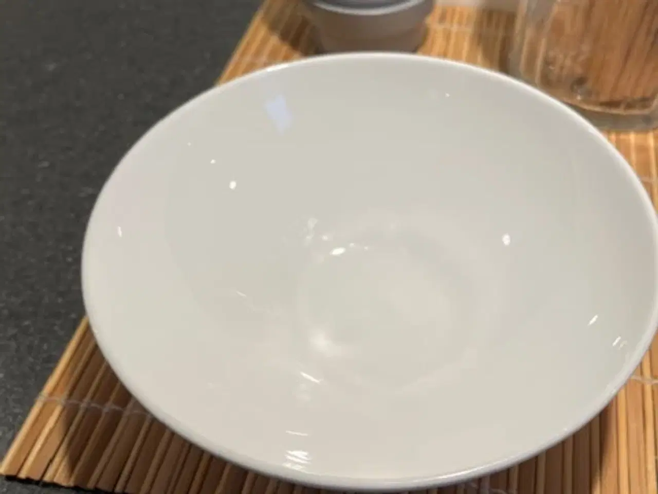 Billede 7 - Flot sæt i robust hvidt porcelæn til morgenbordet