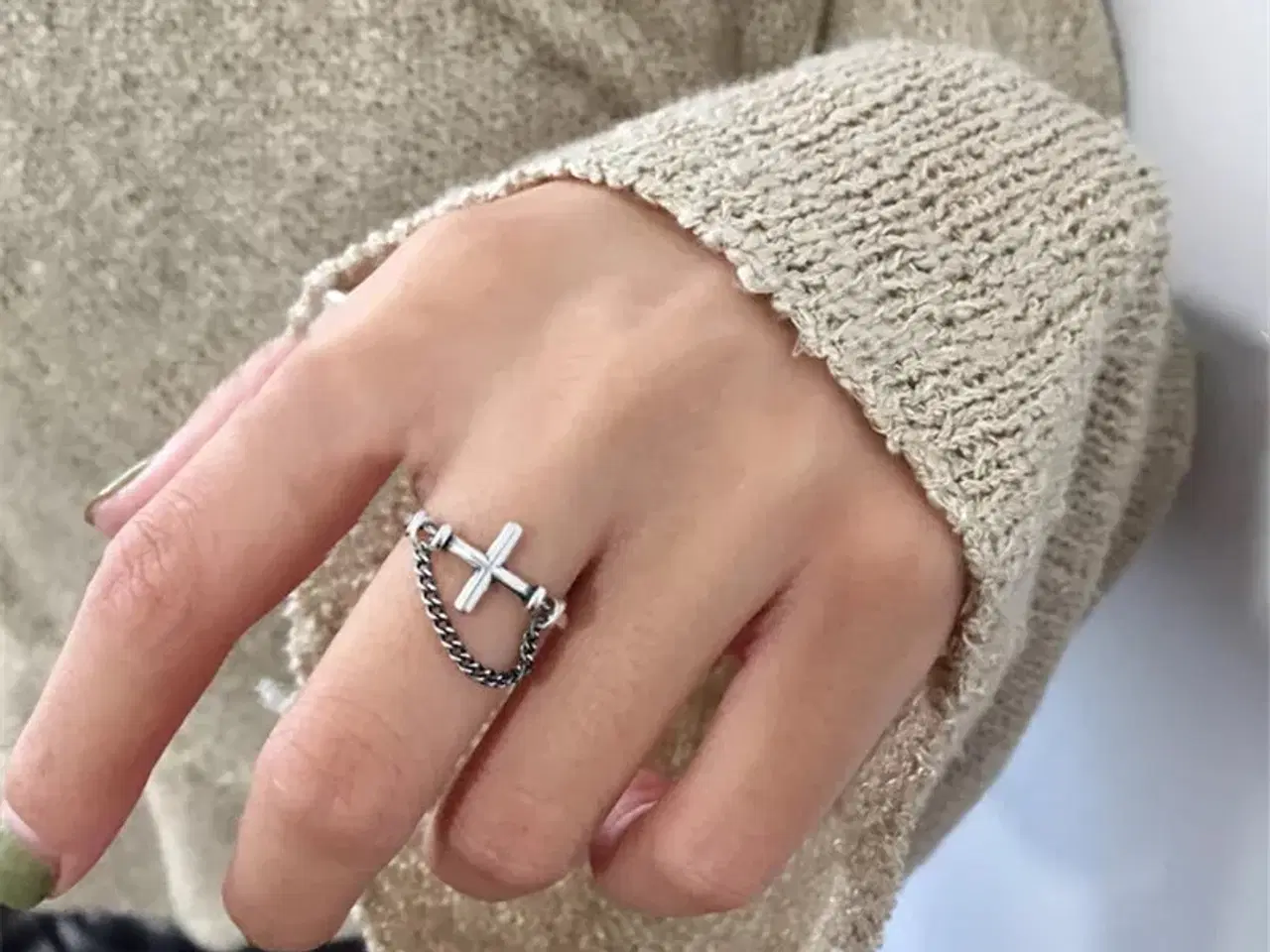 Billede 1 - * Sej fingerring med kors og lille kæde - Tibetans