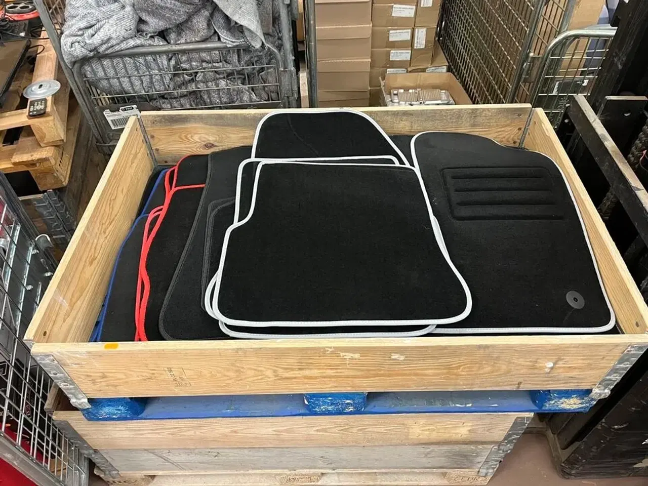 Billede 1 - 42 stk. bilmåtter, ass. Farver og størrelser