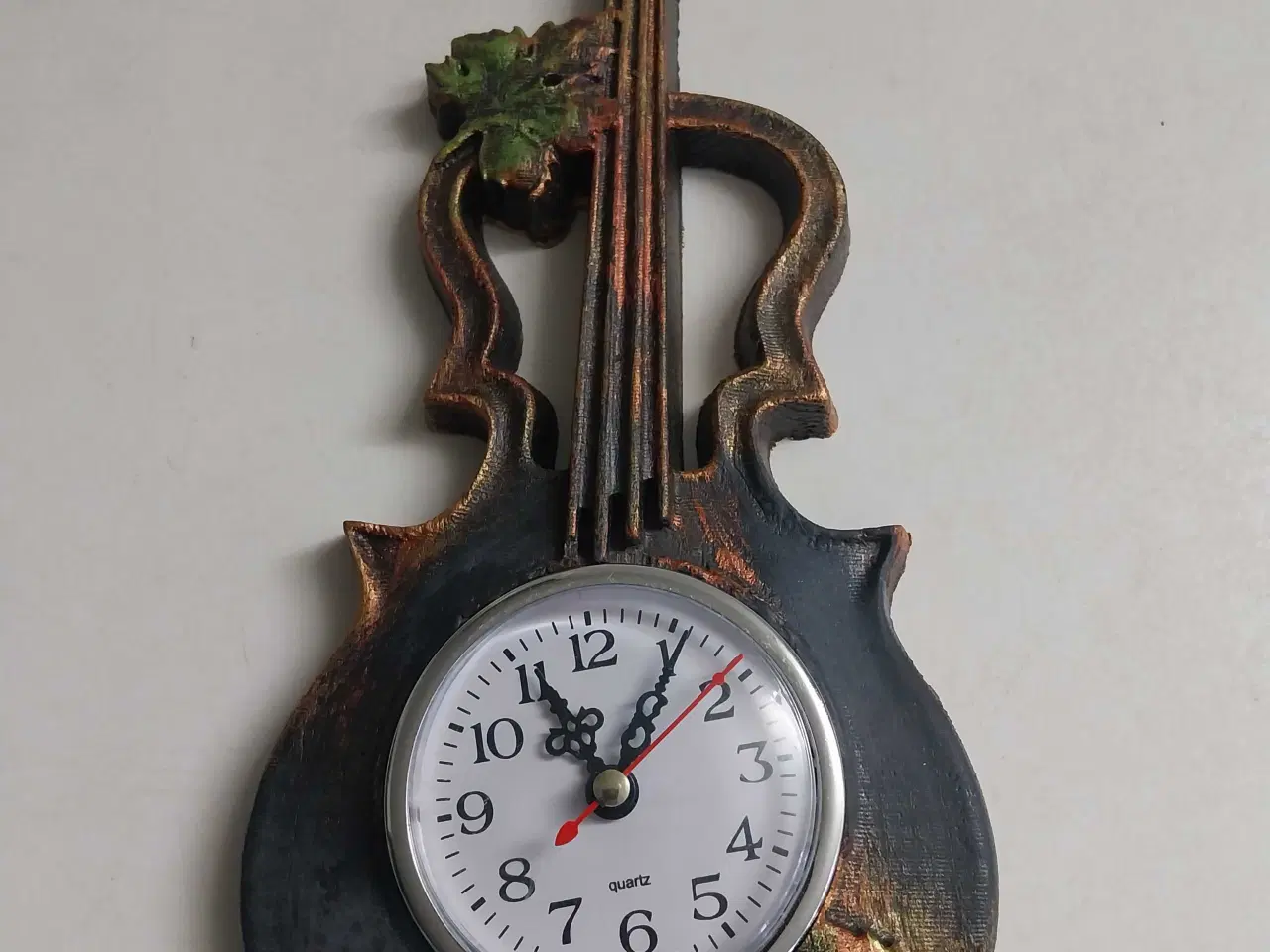 Billede 2 - Vægur. Violin kobberfarvet. 