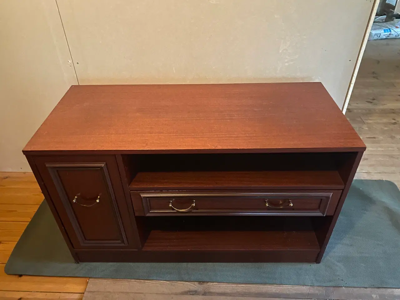 Billede 2 - TV bord i mørkt træ
