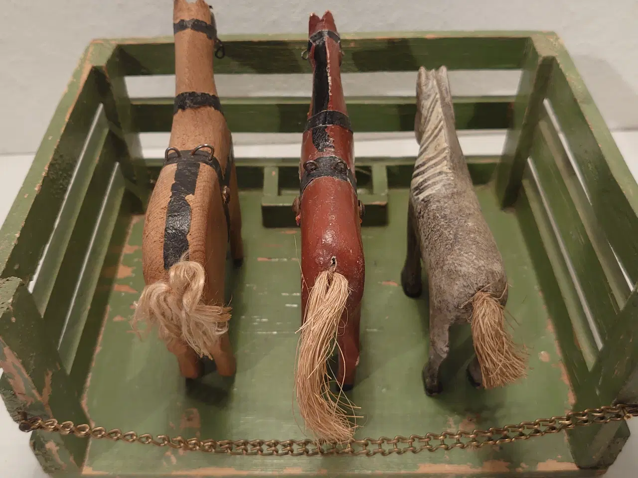Billede 7 - Fængselslegetøj?: 3 heste og lille stald. 1940-50.