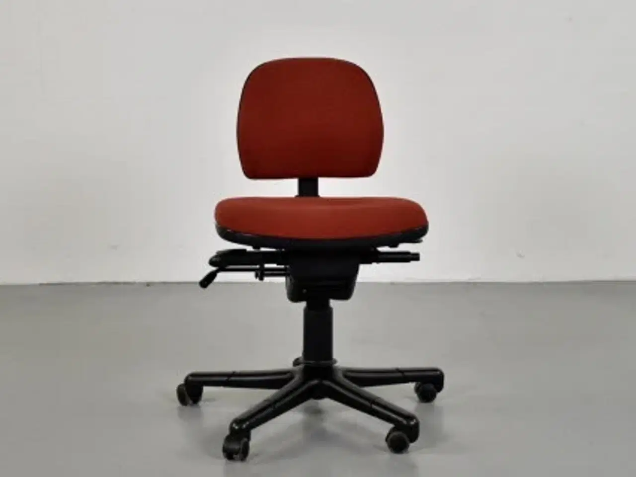 Billede 1 - Rh logic 1 kontorstol med rød polster og sort stel