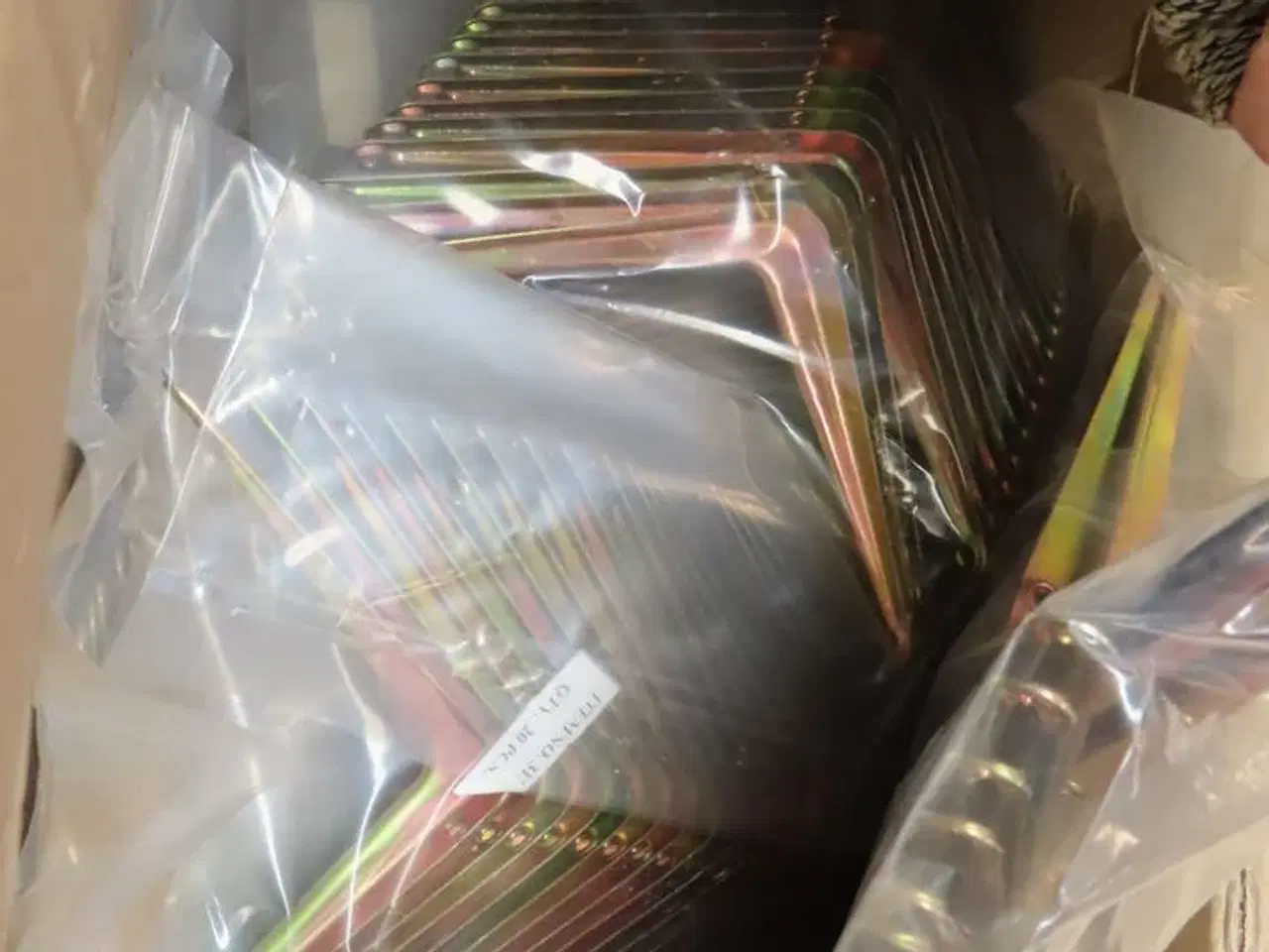 Billede 3 - 10 stk. Hyldeknægte samt kasse med hyldeknægte