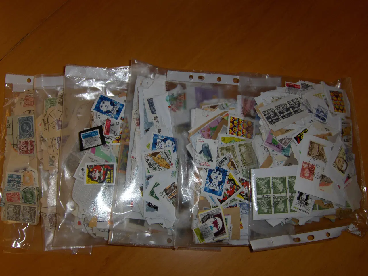 Billede 3 - 3 Kilo afklip Danske frimærker.