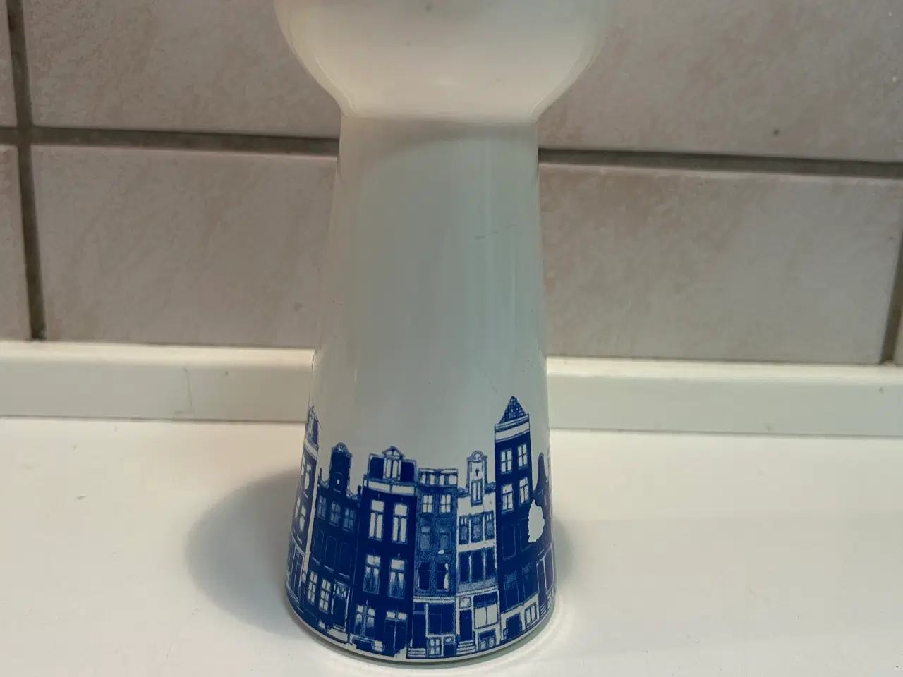 Billede 2 - Løg vase i hvid glas med blå deco.