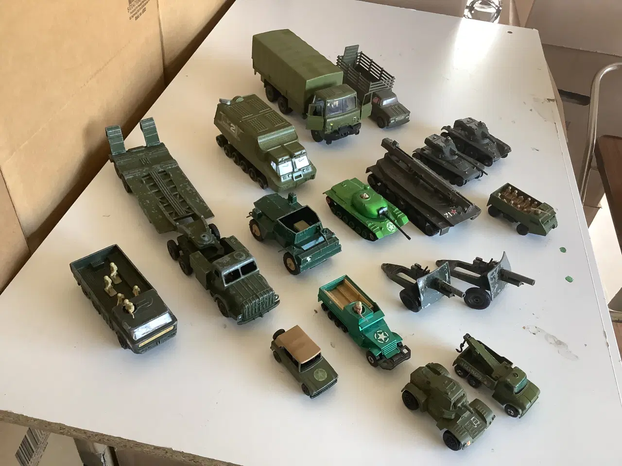 Billede 1 - 16 vintage militær-køretøjer. Dinky, Matchbox m.m.