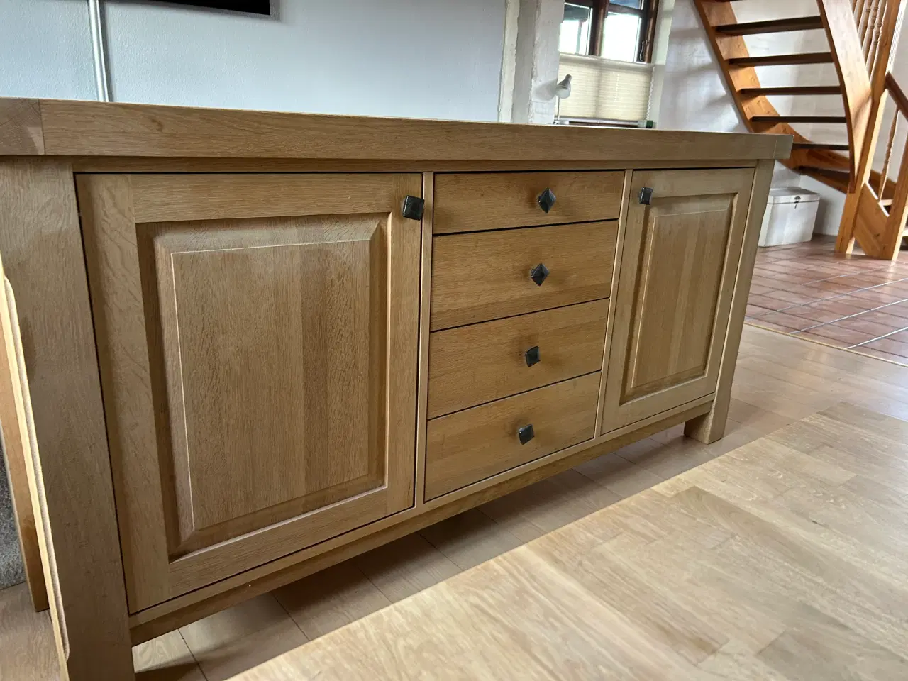 Billede 1 - Skænk massiv eg