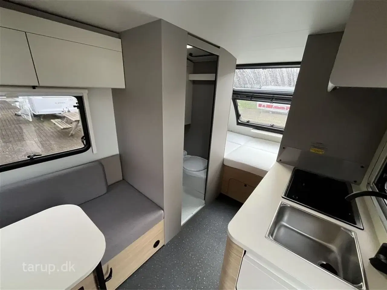 Billede 9 - 2026 - Adria Action 391 PD   Tværstillet dobbeltseng, L-siddegruppe, LED-kanallys, TV-holder,  alufælge, panorama-vindue, stort køleskab, el-gulv-varme, Truma Combi 4