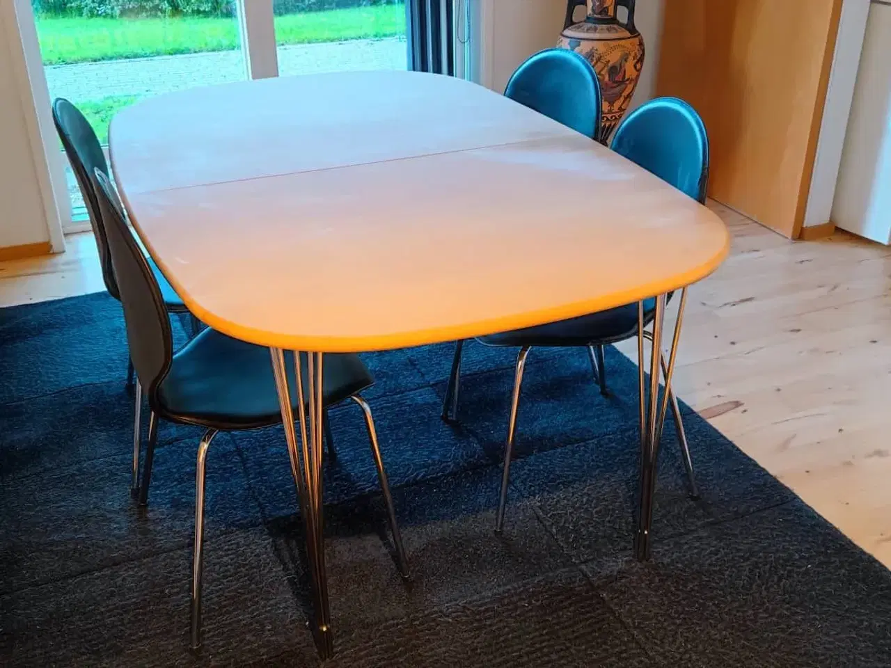 Billede 1 - Spisebord m/stole, Egetræ + Metalben, Haslev
