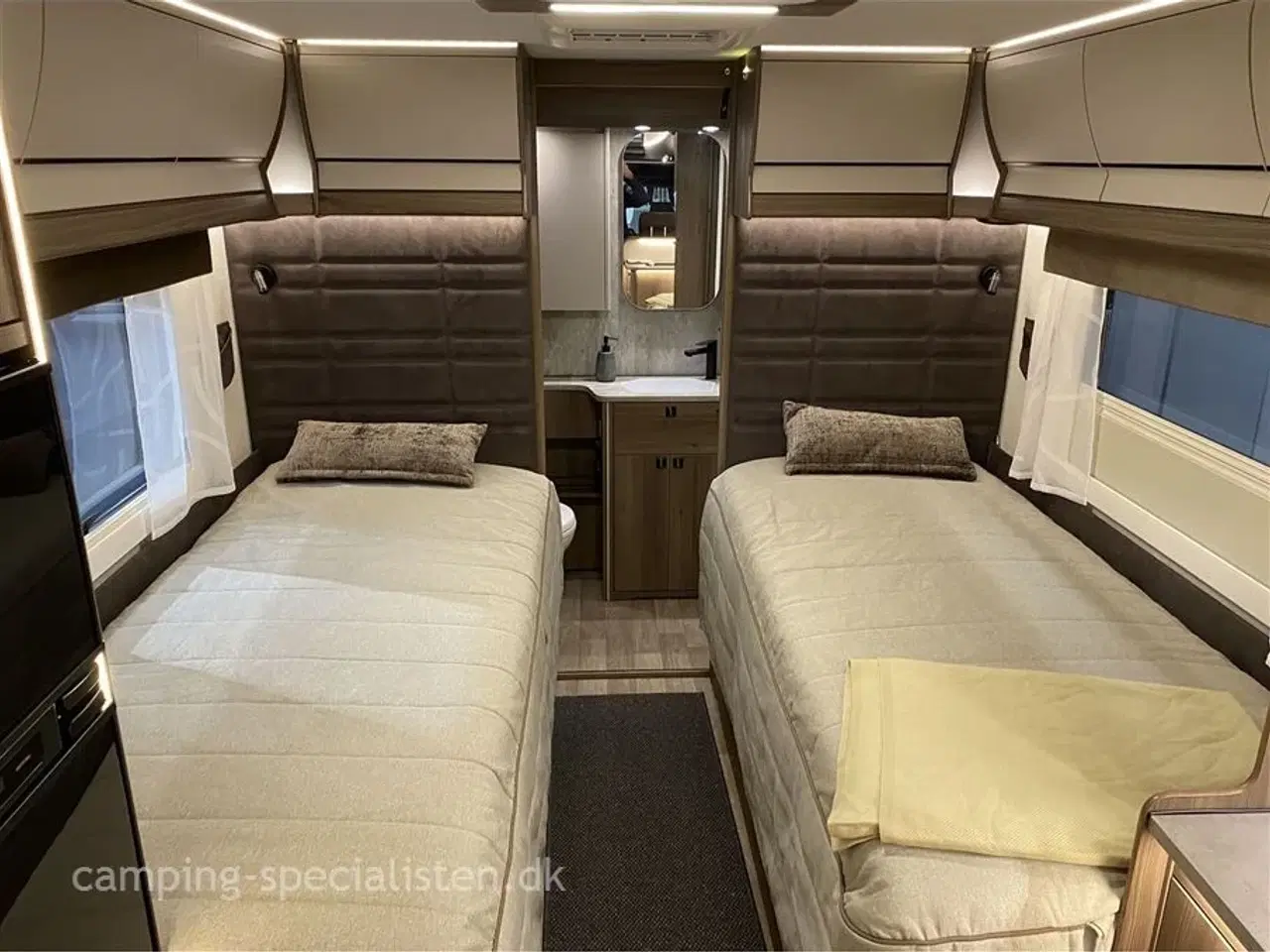 Billede 8 - 2025 - Kabe Travel Master Royal X780 LT   Kabe Travel master Royal X780 LT med ende badeværelse model 2025 kan ses hos Camping-Specialisten.