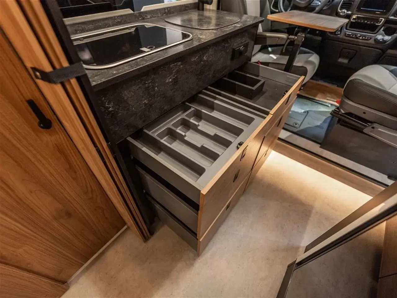 Billede 11 - 2026 - FURGOK   LUKSUS VAN MED LOUNGE OG MEGET PLADS