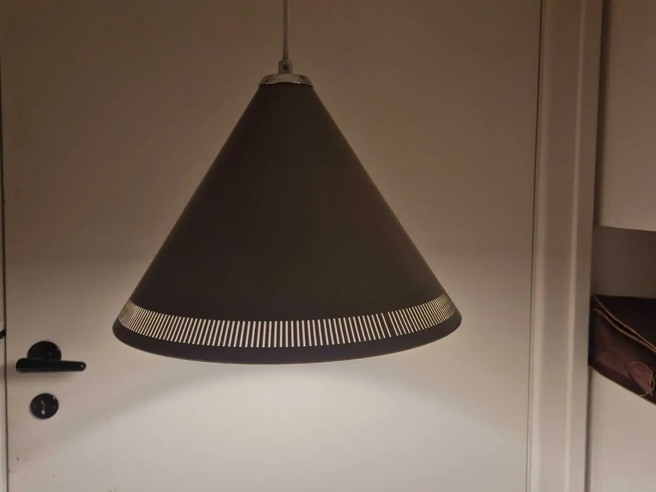 Billede 3 - Grå kegleformet retrolampe med fine perforeringer 