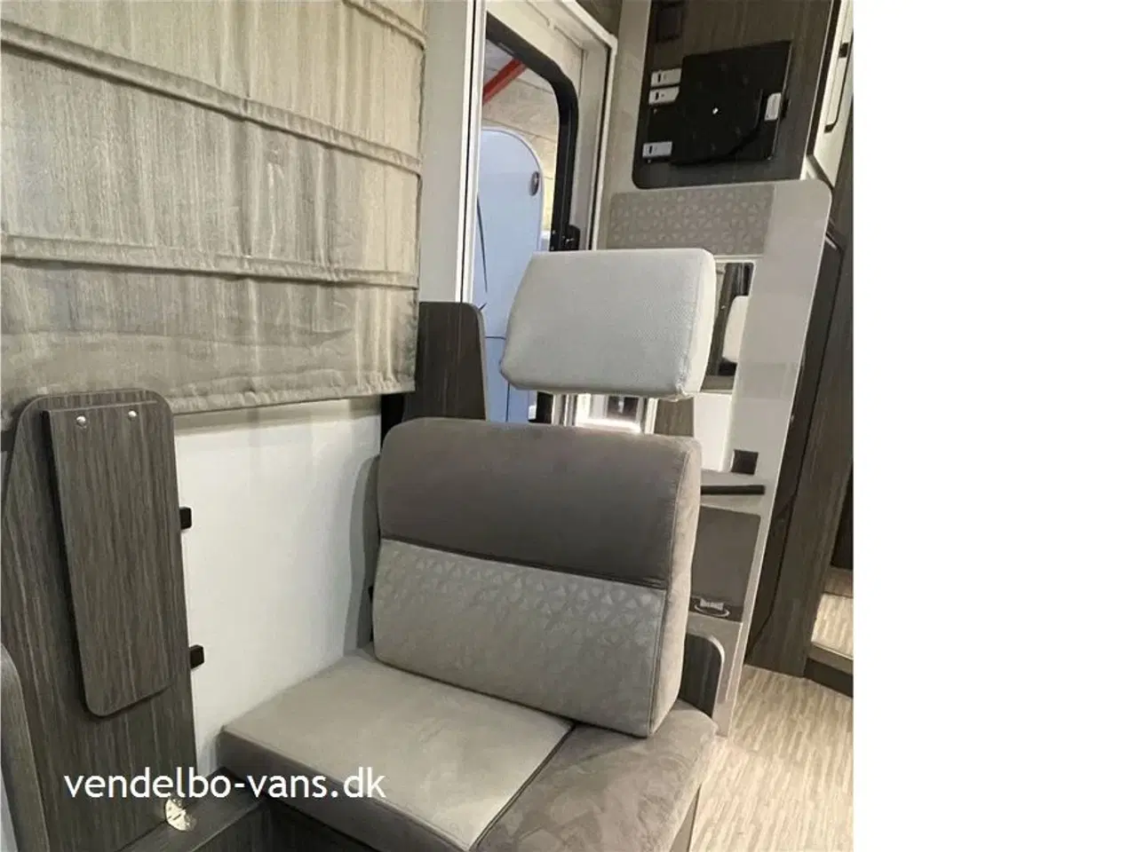 Billede 8 - 2026 - McLouis Nevis Lounge og stor højdejusterbar dobbeltseng bag + dobbeltseng foran