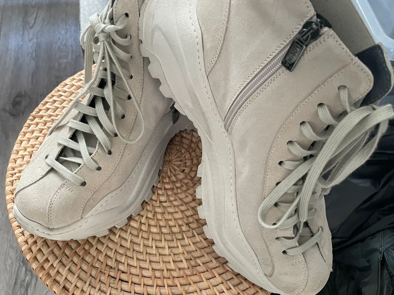 Billede 1 - Lofina ruskindsstøvle med lynlås og snører