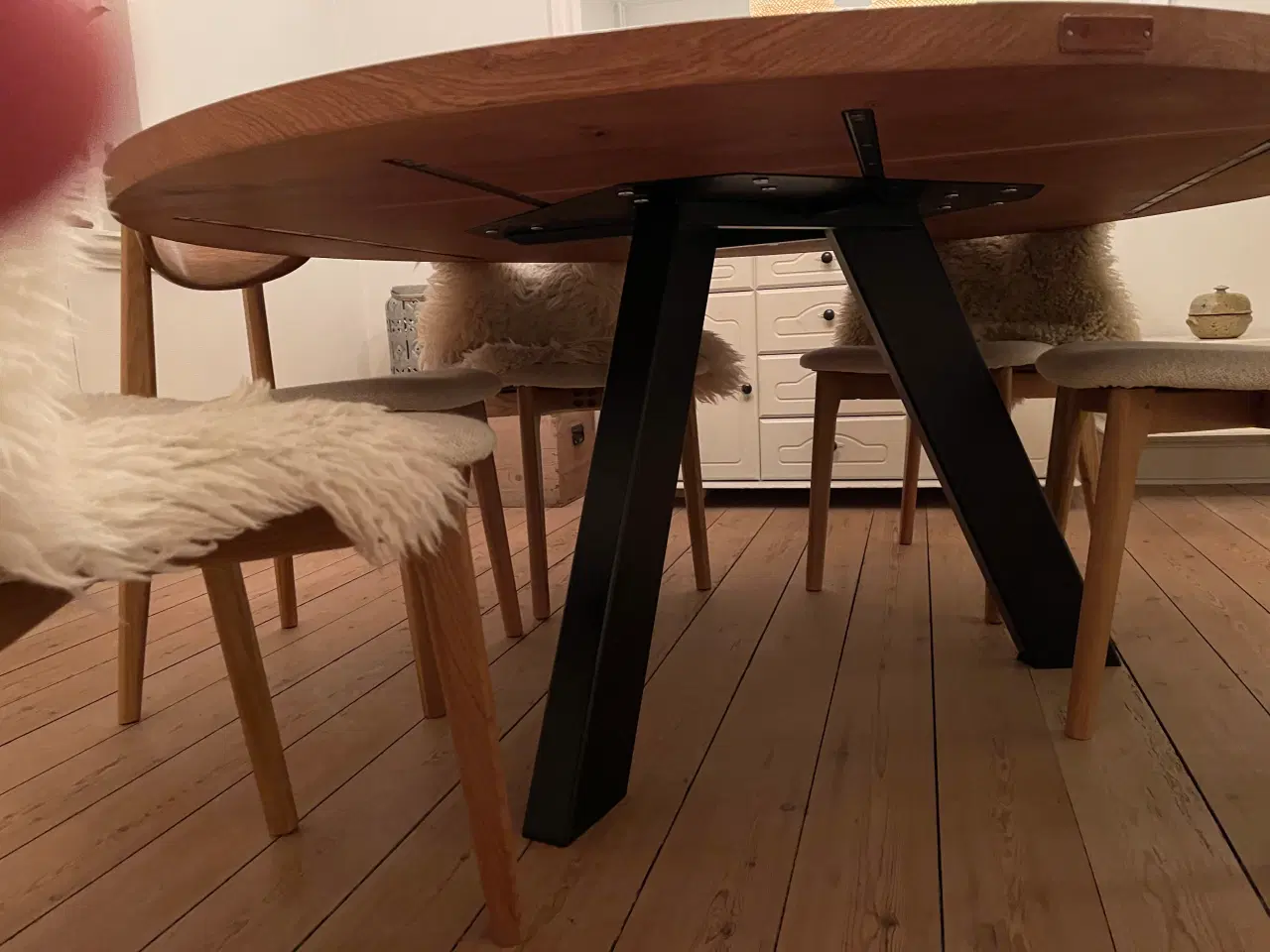Billede 3 - Fedt rundt spisebord Ø160 cm i massiv egetræ 
