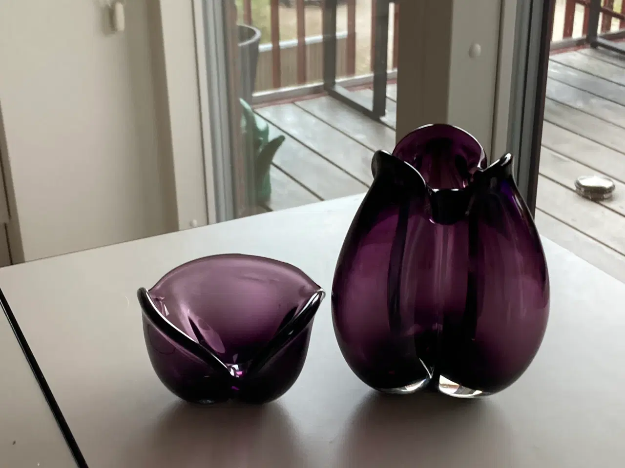 Billede 2 - Smukt vinrødt holmegaard vase og lille skål