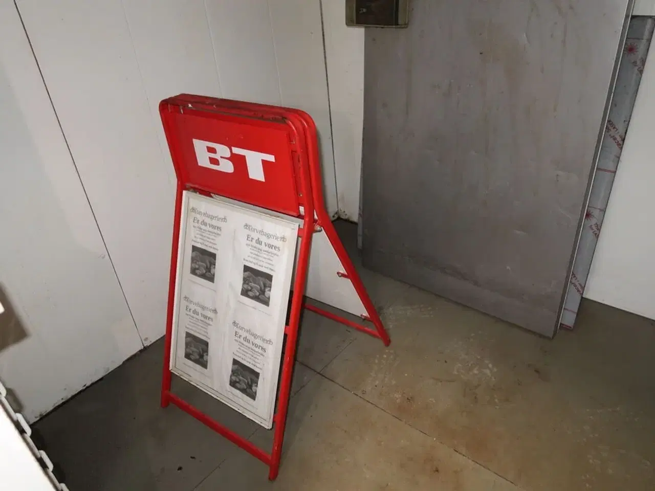 Billede 1 - Skilt, 2 stk. stikvogne med indhold m.m.