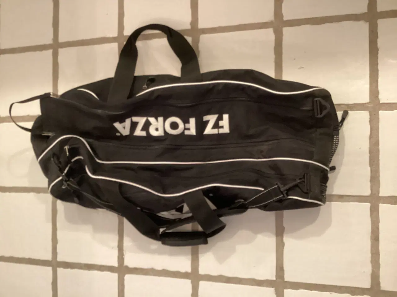 Billede 1 - Fin stor FORZA badminton-/tennistaske med flererum