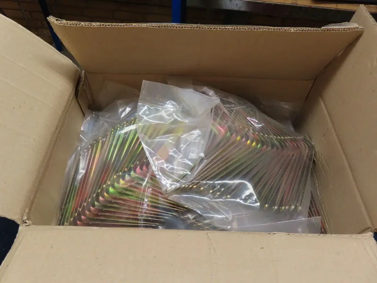 Billede 2 - 10 stk. Hyldeknægte samt kasse med hyldeknægte