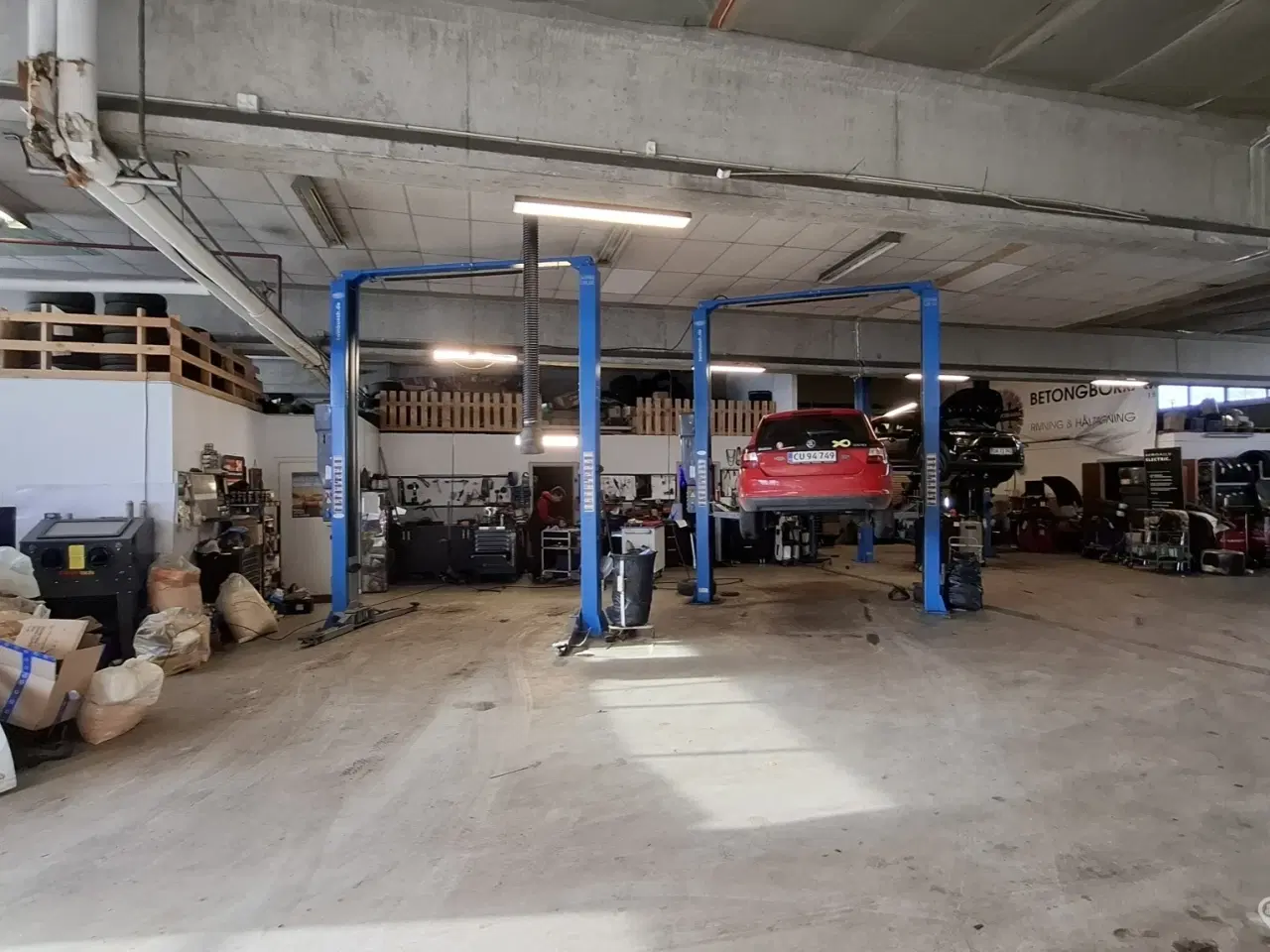 Billede 7 - Autoværksted / Værksted / Lager/ Produktion / Showroom. Store porte. Ingen søjler, Højloftet, Kun lette væge, Eget parkeringsareal.