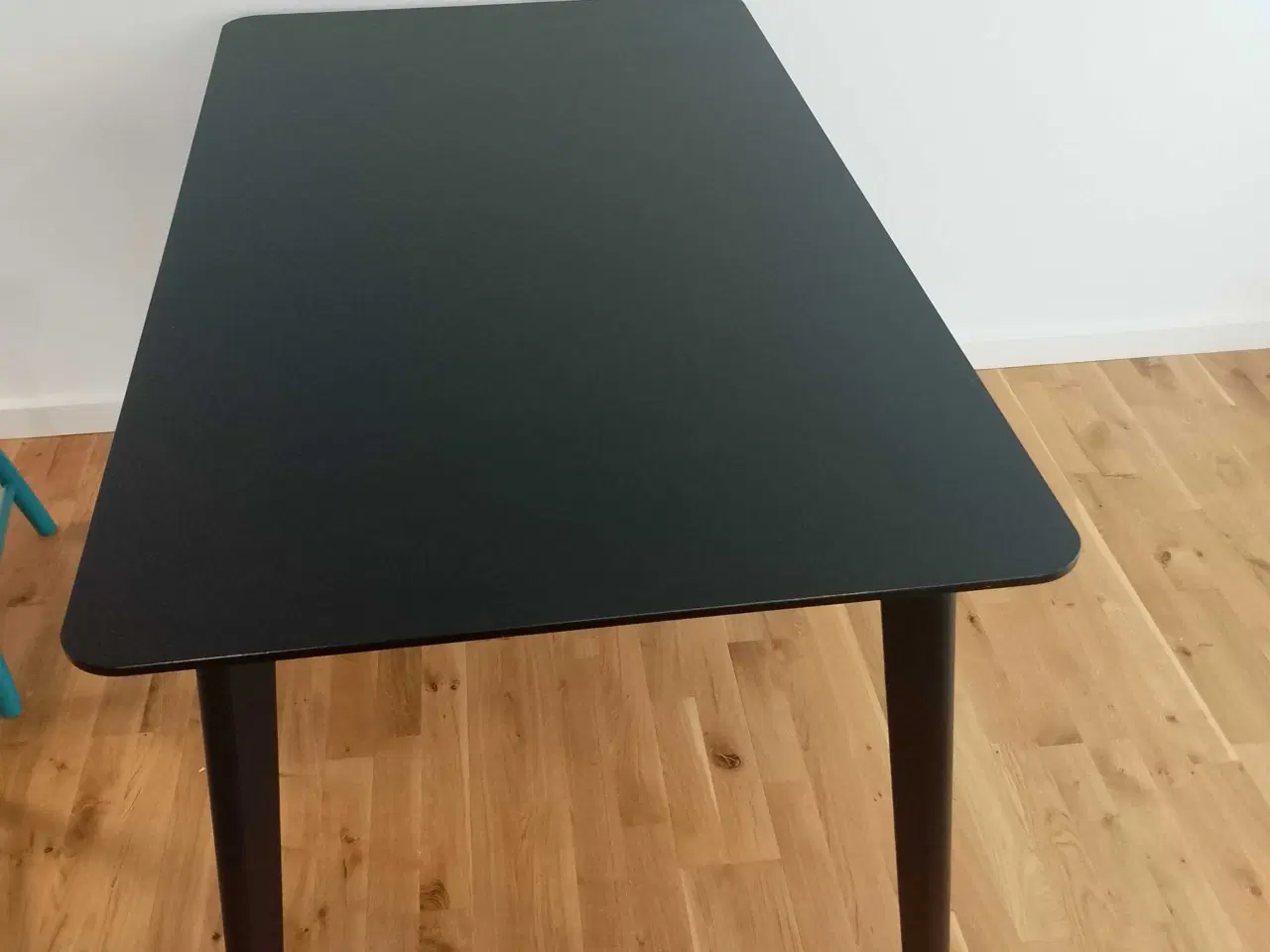 Billede 1 - Spisebord står som nyt