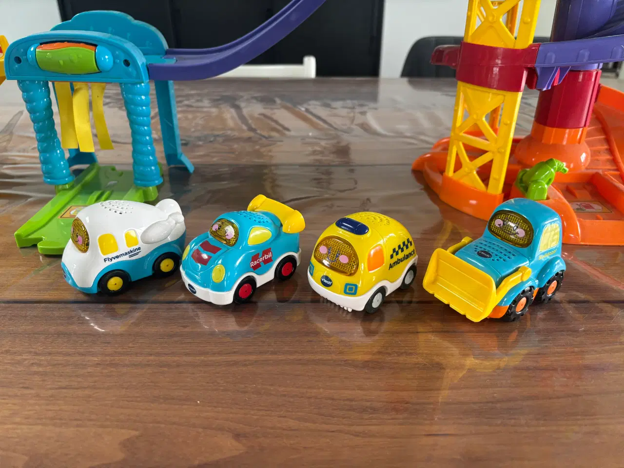 Billede 8 - Vtech parkeringshus + 4 ekstra biler