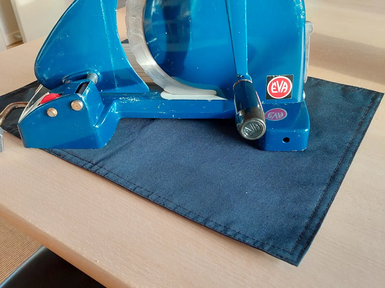 Billede 1 - EVA Pålægsmaskine,blå,med brugsspor