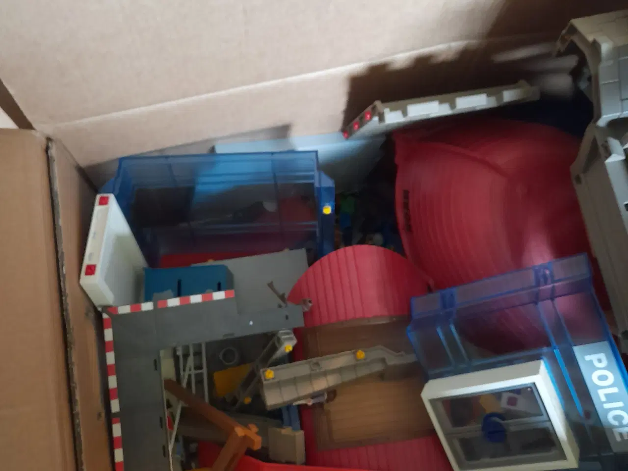 Billede 1 - flytte kasse med playmobil