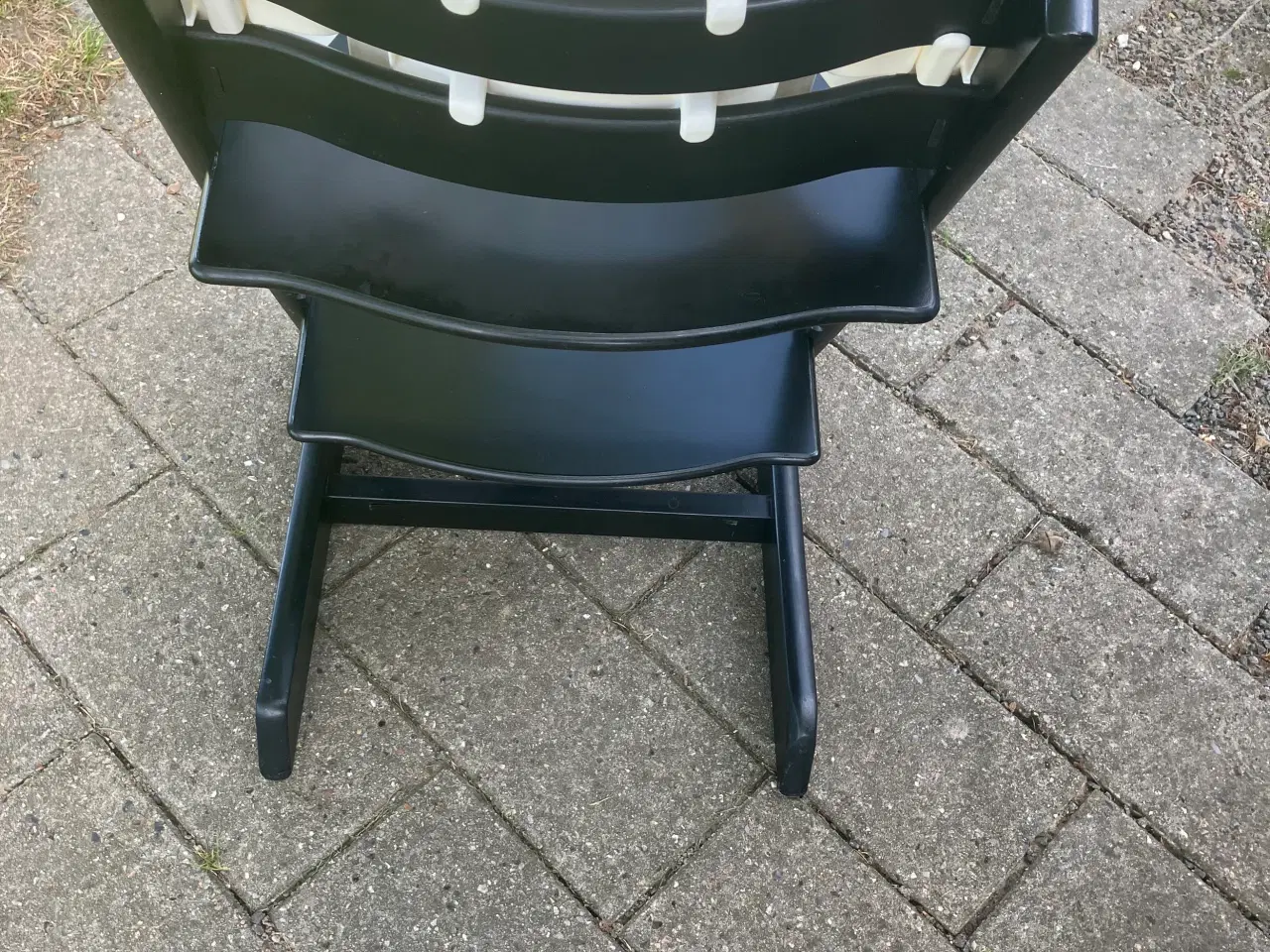 Billede 4 - Sort stokke stol m plastik indsats & ryg.Nye model