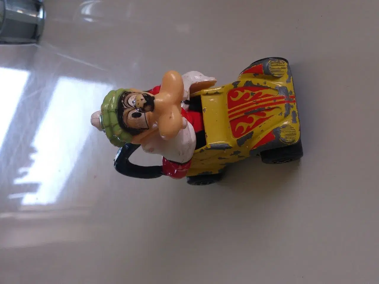 Billede 2 - Matchbox bil med Disney figur