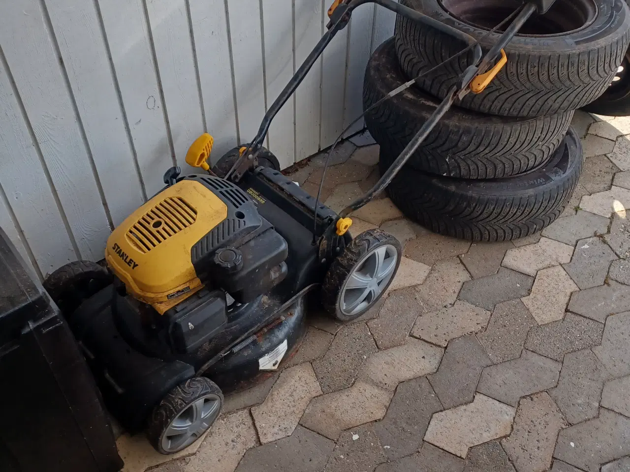 Billede 1 - Plæneklipper Stanley 2 år gl.