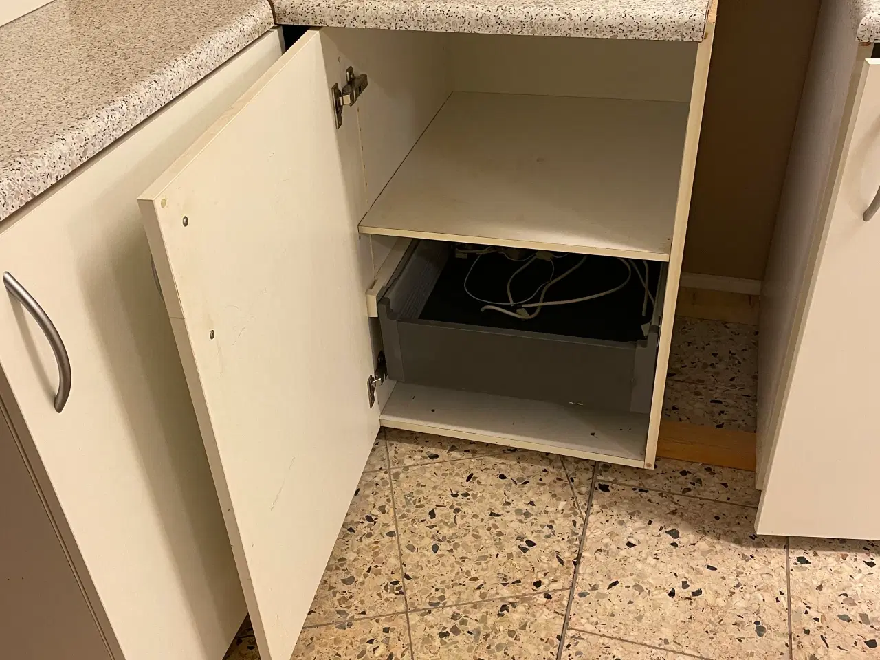 Billede 5 - Køkken med nyere hvide fronter 