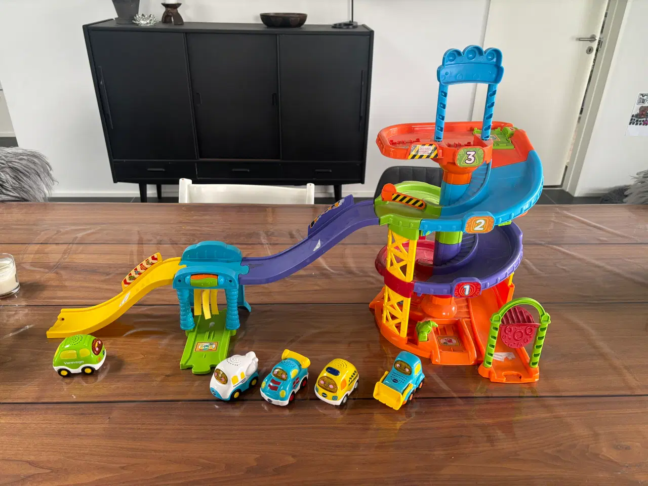 Billede 2 - Vtech parkeringshus + 4 ekstra biler