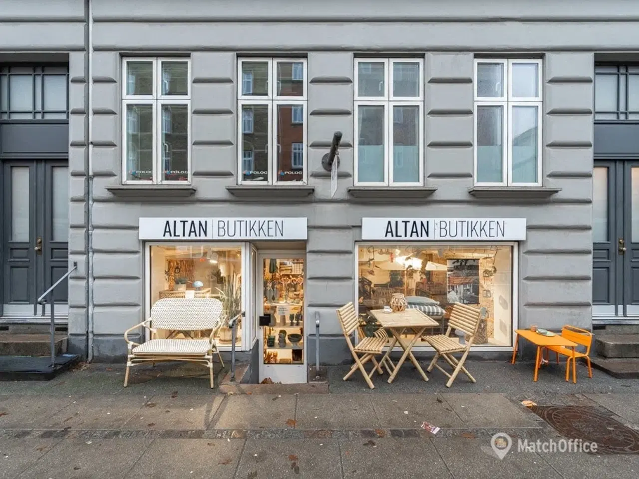 Billede 2 - SÆLGES: Velholdt og synlig erhvervsandel i høj kælder – med bred facade mod Godthåbsvej