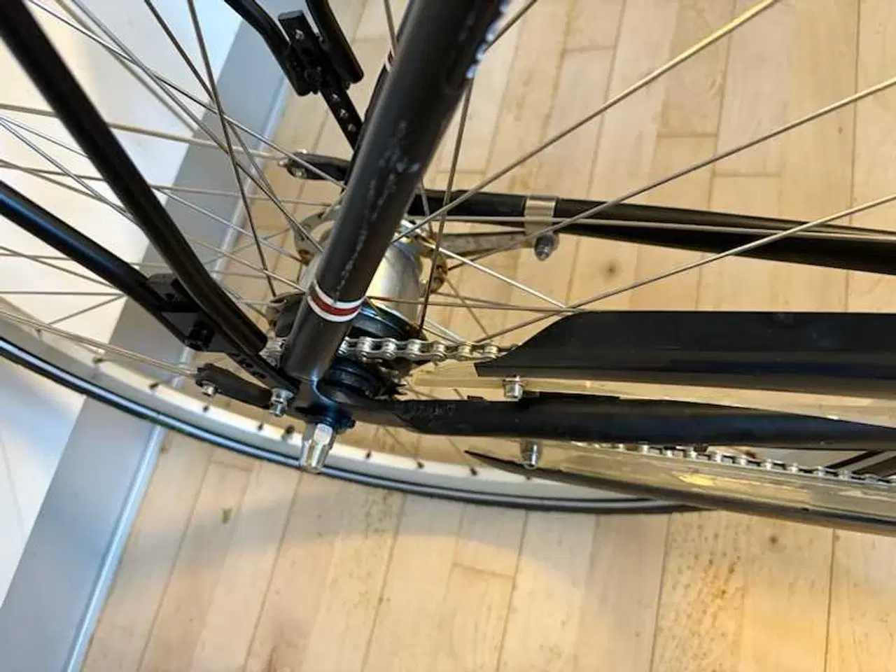 Billede 1 - 28 tommer herre cykel mærket SCO i sort.