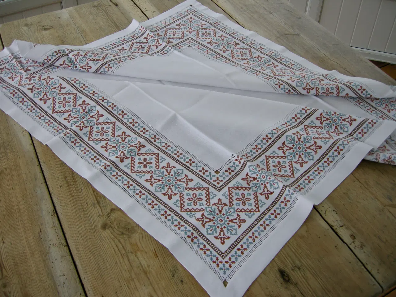 Billede 6 - Broderet dug, Korsstingsbroderi, Håndbroderet dug