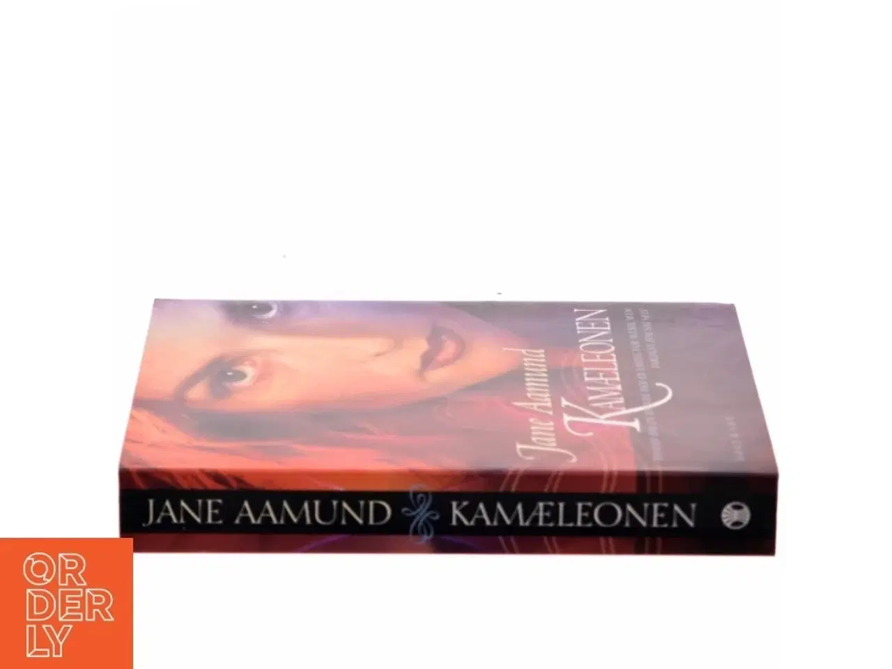 Billede 2 - Kamæleonen : roman om en kvinde, der er farlig for mænd, men farligst for sig selv af Jane Aamund (Bog)