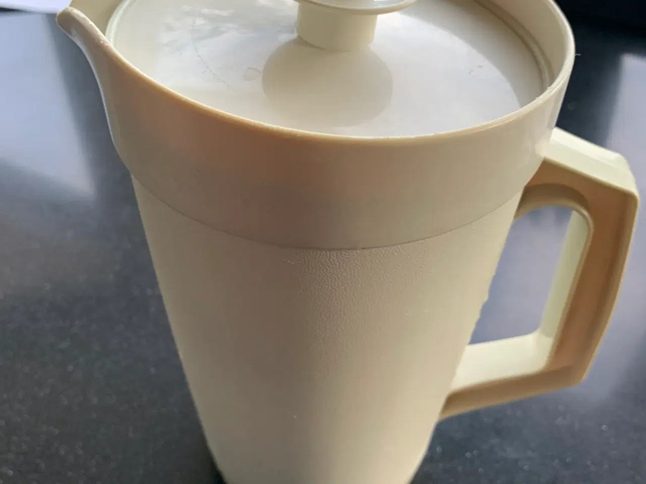 Billede 1 - Tupperware kande med låg, 1L, beige
