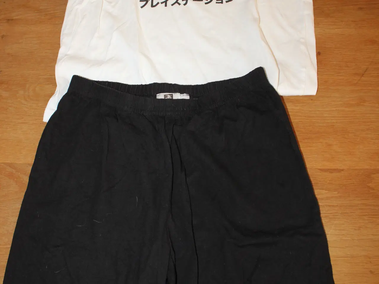 Billede 2 - Nattøj, Sorte shorts og t-shirt, H&M str. 146/152